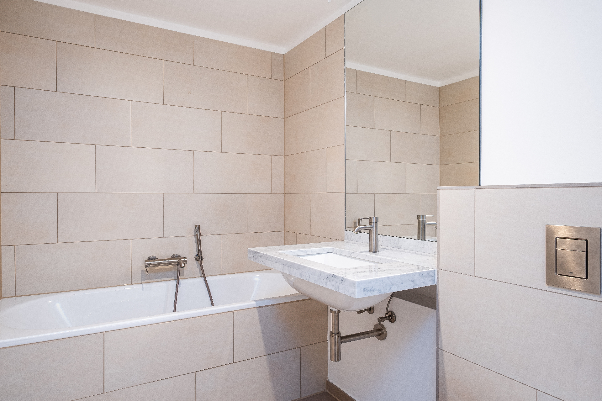 Penthouse Bad mit Badewanne und Natursteinwaschtisch