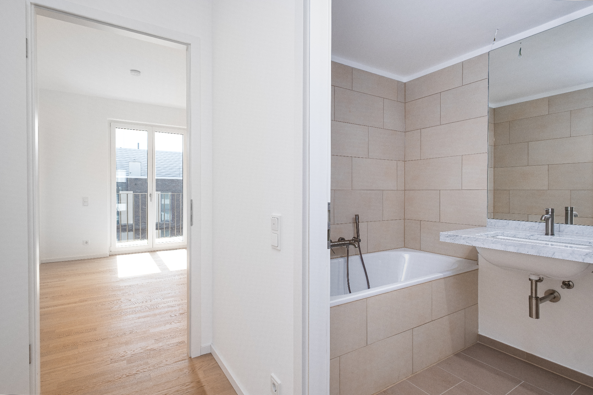 Penthouse Bad mit Wanne und Natursteinwaschtisch